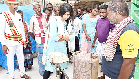 கொள்முதல் நிலையத்தில் எந்திரத்தின் செயல்பாடுகள் குறித்து கலெக்டர் காயத்ரி கிருஷ்ணன் ஆய்வு செய்தார்.