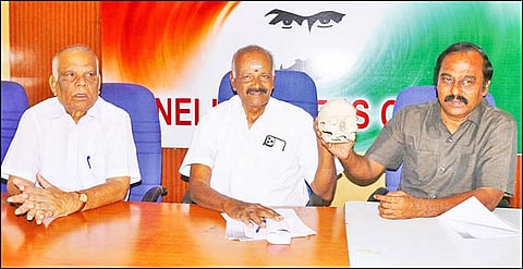 நெல்லையில் காந்தியவாதி செங்கோட்டை விவேகானந்தன் பேட்டி அளித்தபோது எடுத்த படம்