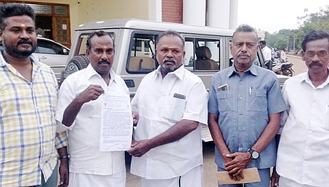 தஞ்சை கலெக்டர் அலுவலகத்திற்கு மனு அளிக்க வந்தவர்கள்.