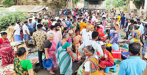 மீன்வாங்க திரண்ட பொதுமக்களை படத்தில் காணலாம்.