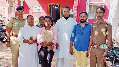 மீட்கப்பட்ட பெண்ணுடன் தொண்டு அமைப்பினர் மற்றும் போலீசார்.