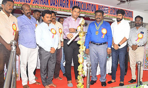 இளையோர் விழாவை கூடுதல் கலெக்டர் பிரவீன்குமார் குத்துவிளக்கு ஏற்றி தொடங்கி வைத்தார்.
