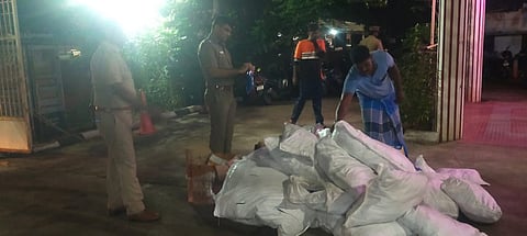 பறிமுதல் செய்யப்பட்ட குட்கா மூட்கைளை படத்தில் காணலாம். 