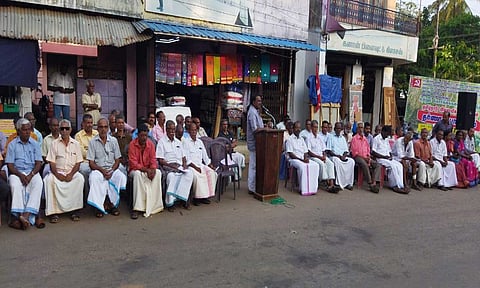 போராட்டத்தில் கலந்து கொண்ட ரப்பர் விவசாயிகள்.