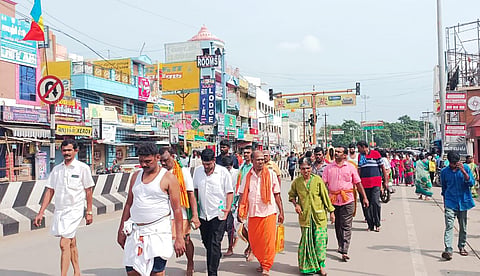 திருவண்ணாமலையில் இன்று காலை பக்தர்கள் கிரிவலம் சென்ற போது எடுத்த படம்.