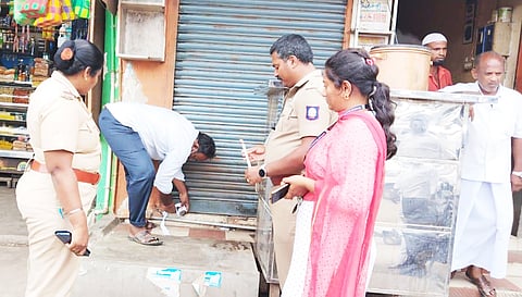 கடைக்கு சீல் வைத்த காட்சி.