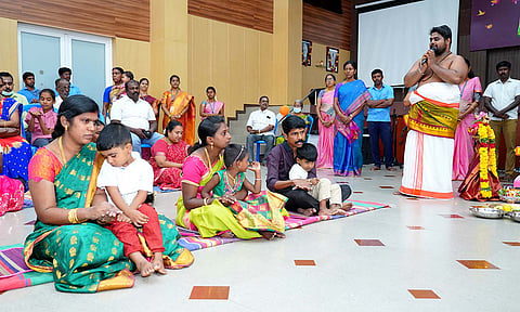புஷ்பலதா பள்ளியில் வித்யாரம்பம் நிகழ்ச்சி நடைபெற்றபோது எடுத்தபடம்.
