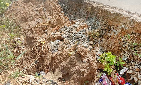 சாலையோரம் ஏற்பட்டுள்ள பள்ளம்.