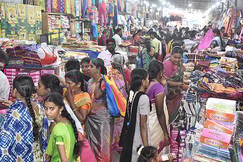 ஈரோடு கடை வீதிகளில் குவிந்த மக்கள் கூட்டம்