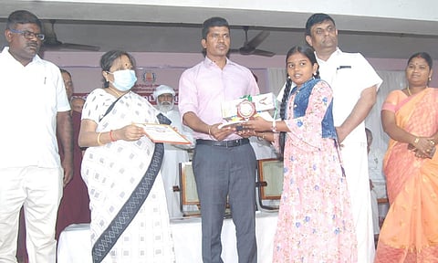 போட்டிகளில் வெற்றி பெற்ற மாணவர்களுக்கு கூடுதல் கலெக்டர் சுகபுத்ரா பரிசு வழங்கினார்.