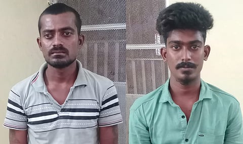 கைதான சதிஷ், நித்திஷ் இருவரையும் படத்தில் காணலாம்.