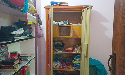 கொள்ளை நடந்த வீட்டில் பீரோவில் இருந்த பொருட்கள் சிதறிக்கிடக்கும் காட்சி.