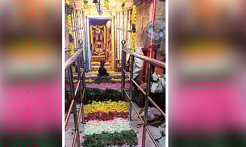 மலர்களை கொண்டு கோவில் அலங்கரிக்கப்பட்டிருந்த காட்சி.