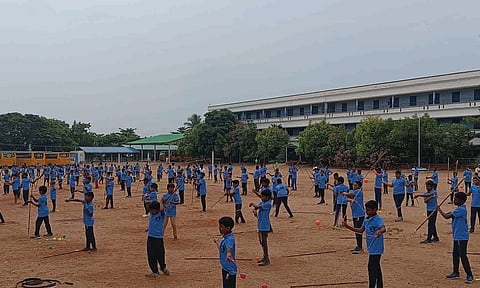உலக சாதனை முயற்சிக்காக மாணவ-மாணவிகள் சிலம்பம் சுற்றிய காட்சி.
