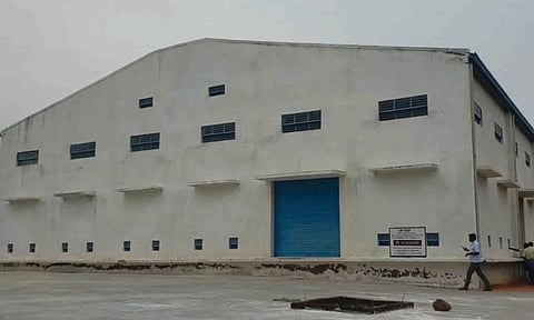 வினோத வண்டுகள் புகுந்ததாக கூறப்படும் குடோனை படத்தில் காணலாம். 