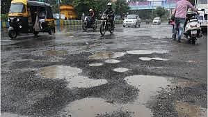 குண்டும், குழியுமான சாலையால் வாகன ஓட்டிகள் அவதி