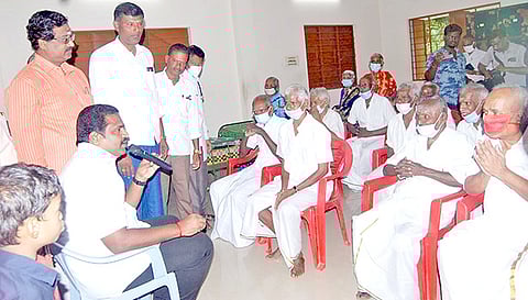 வீடற்றோர் தங்கும் இல்லத்தில் தங்கி உள்ளவர்களிடம் மேயர் சண்.ராமநாதன் கலந்துரையாடினார்.