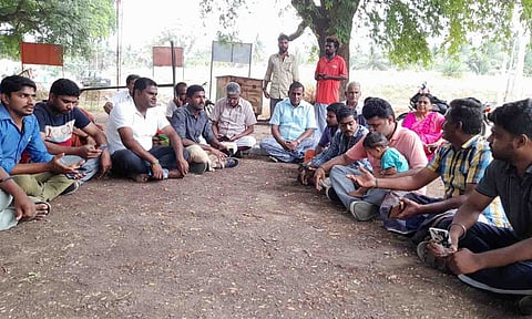 போராட்டத்தில் ஈடுபட்ட அப்பகுதி மக்களை படத்தில் காணலாம்..