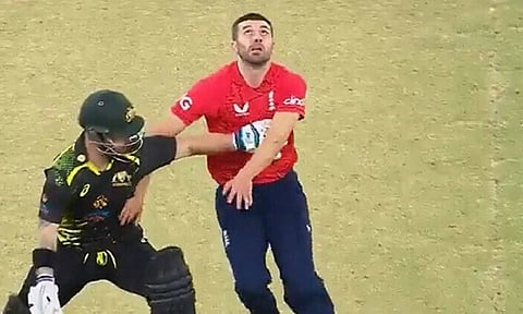 பவுலரை கேட்ச் பிடிக்க விடாமல் தடுத்த மேத்யூ வேட்....வைரலாகும் வீடியோ