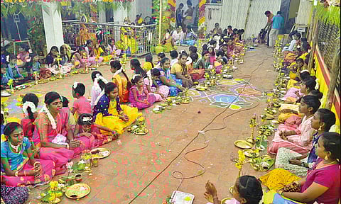 சிவகாமிபுரம் பெரியம்மன் கோவிலில் திரு விளக்கு பூஜை