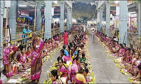 குலசேகரன்பட்டினம் முத்தாரம்மன் கோவிலில் திருவிளக்கு பூஜை