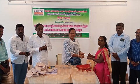 அமைப்பு சாரா தொழிலாளர்களுக்கு அடையாள அட்டை வழங்கிய போது எடுத்தபடம்.