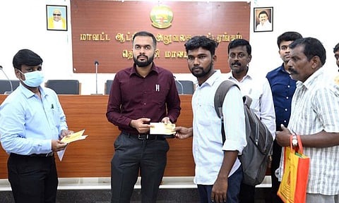 இளைஞர் ஒருவருக்கு பணி நியமன ஆணையை மாவட்ட கலெக்டர் ஆகாஷ் வழங்கிய காட்சி.