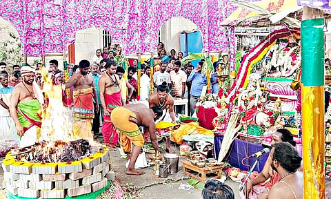 முத்துமாரியம்மன் கோவிலில் சண்டி ஹோமம் நடந்தது. 