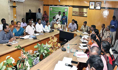 திருவண்ணாமலை கலெக்டர் அலுவலகத்தில் வடகிழக்கு பருவ மழை முன்னெச்சரிக்கை நடவடிக்கை குறித்து கலெக்டர் முருகேஷ் தலைமையில் ஆய்வு கூட்டம் நடைபெற்ற போது எடுத்த படம்.