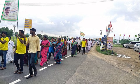நடைபயணம் சென்றவர்களை படத்தில் காணலாம். 