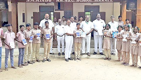 மாணவ, மாணவிகளுக்கு பாடப் புத்தகம் வழங்கப்பட்டது.