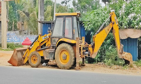 பறிமுதல் செய்யப்பட்ட ஜே.சி.பி. எந்திரம்.