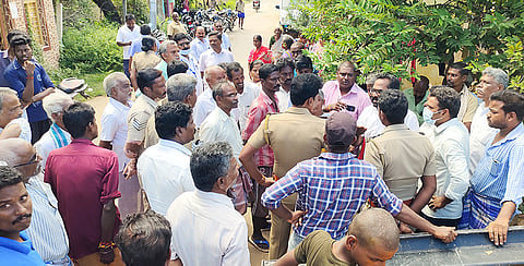வீடுகளை இடிக்க எதிர்ப்பு தெரிவித்து போராட்டம் செய்த மக்களை படத்தில் காணலாம். 