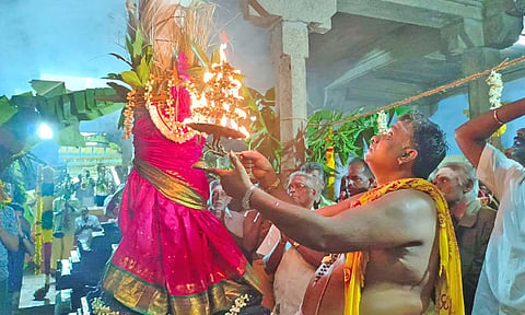 காசி விஸ்வநாதர் கோவிலில் திருக்கல்யாண திருவிழா கொடியேற்றப்பட்டு தீபாராதனை காட்டப்பட்ட காட்சி.