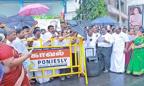 அம்மா மக்கள் முன்னேற்ற கழகத்தினர் ஆர்ப்பாட்டத்தில் ஈடுபட்ட காட்சி.