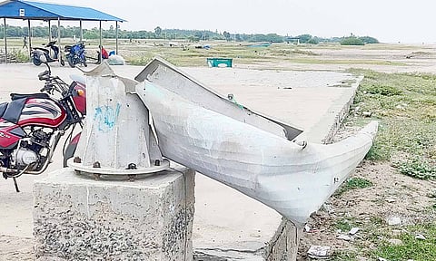 விழுந்தமாவடியில் நான்கு ஆண்டுகளாக சாய்ந்து கிடக்கும் உயர் கோபுர மின்விளக்கு