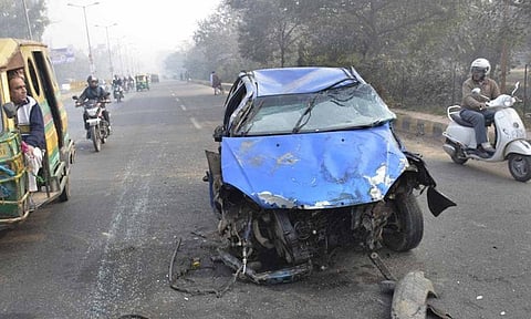 சாலை விபத்தில் சேதம் அடைந்த கார்