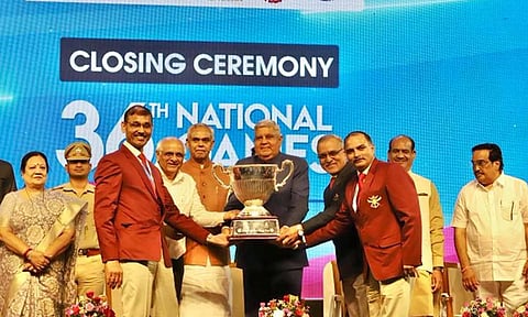 சர்வீசஸ் அணிக்கு கோப்பையை வழங்கினார் குடியரசு துணை தலைவர் ஜெகதீப் தன்கர்