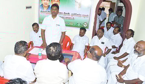 அ.தி.மு.க. ஆலோசனை கூட்டத்தில் செந்தில்நாதன் எம்.எல்.ஏ. பேசினார். அருகில் முன்னாள் அமைச்சர் பாஸ்கரன் உள்பட பலர் உள்ளனர். 