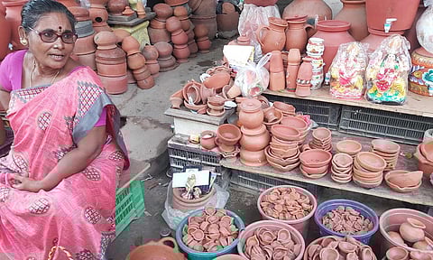 சென்னையில் அகல் விளக்குகள் விற்பனை தீவிரம்