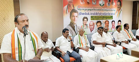 ராமநாதபுரத்தில் மாவட்ட காங்கிரஸ் சார்பில் செயல் வீரர்கள் கூட்டம் நடந்தது.