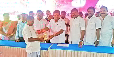 அமைச்சர் அனிதா ராதாகிருஷ்ணன் நலத்திட்ட உதவியாக இஸ்திரி பெட்டி வழங்கிய காட்சி.