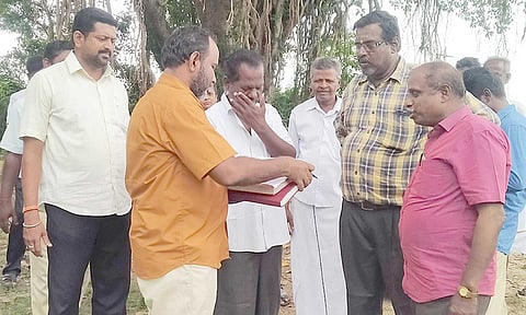 பெருங்கரை மயானபாதை பிரச்சனை நில அளவையர் மூலம் தீர்வு காணப்பட்டது.