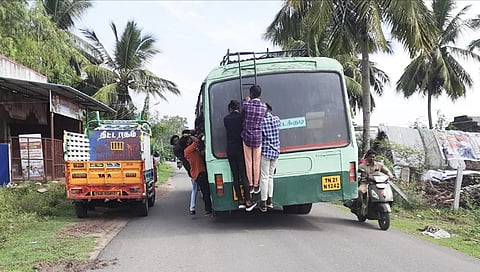 ஆபத்தை உணராமல் பஸ்சில் பயணிக்கும் மாணவர்களை படத்தில் காணலாம். 