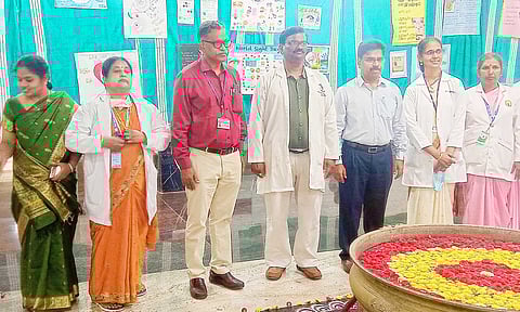 கண்ணொளி பற்றிய கண்காட்சியை மருத்துவக் கல்லூரி முதல்வர் பாலாஜி நாதன் பார்வையிட்டார்.