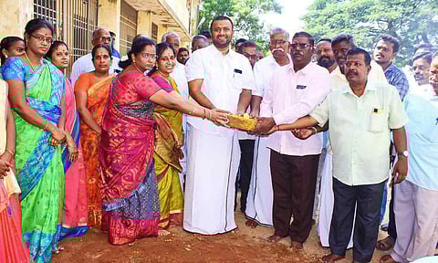 செந்தில்குமார் எம்.எல்.ஏ. தொடங்கி வைத்த காட்சி.