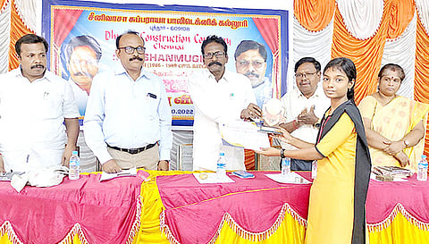 போட்டியில் வெற்றி பெற்ற மாணவிக்கு பன்னீர்செல்வம் எம்.எல்.ஏ. கேடயம் மற்றும் சான்றிதழ் வழங்கினார்.