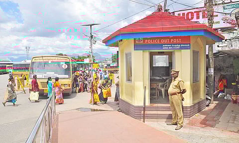 அண்ணா பஸ் நிலையத்தில் திறக்கப்பட்டிருக்கும் புறக்காவல் நிலையத்தை படத்தில் காணலாம்