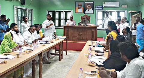 கீழக்கரை நகராட்சியில் நகர் மன்ற கூட்டம் நகராட்சி தலைவர் செகானாஸ் ஆபிதா தலைமையில் நடைபெற்றது.