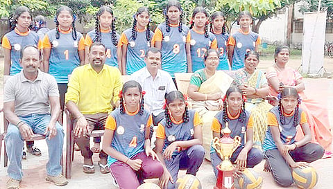 மாநில அளவிலான போட்டிக்கு விளையாட தேர்வான மாணவர்களை ஆசிரியர்கள் பாராட்டினர்.